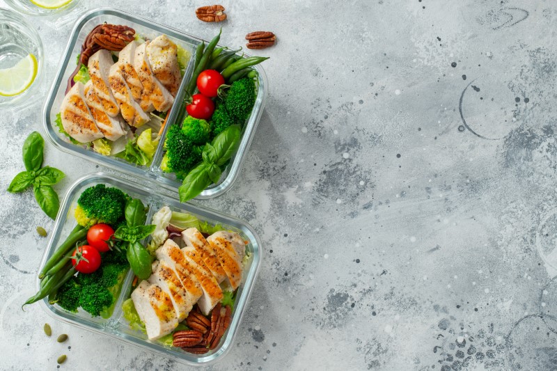 Lunch Boxen mit Hähnchen und Salat
