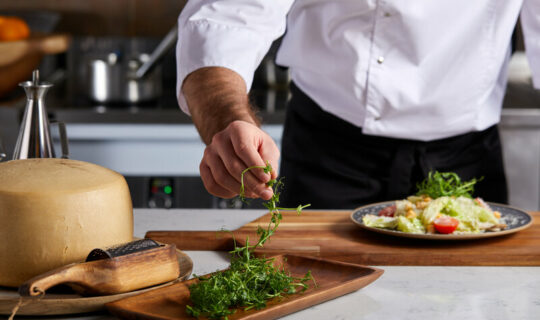 Wie viel Zeit sparen Kochboxen? - rsz shutterstock 1927958177 Person beim Kochen