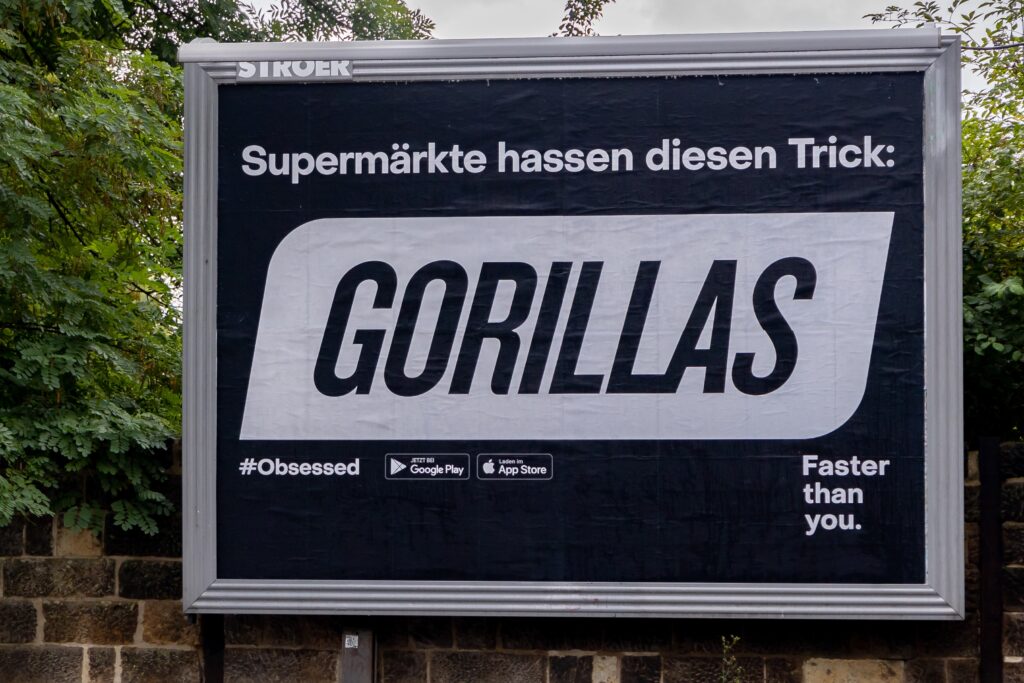 Aktuelle Gorillas Öffnungszeiten - shutterstock 2033853995 a sign on a wall, gorillas